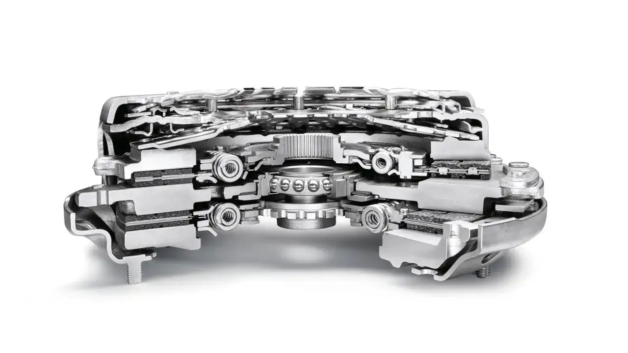 Przekrój skrzyni biegów pokazujący mechanizm sprzęgła hydrokinetycznego i elementy DSG.