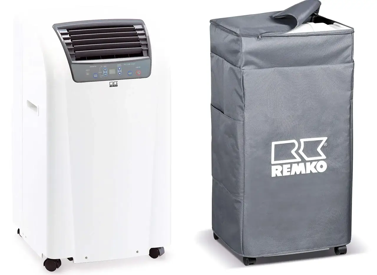 Climatiseur mobile REMKO blanc avec panneau de contrôle et housse de rangement grise.