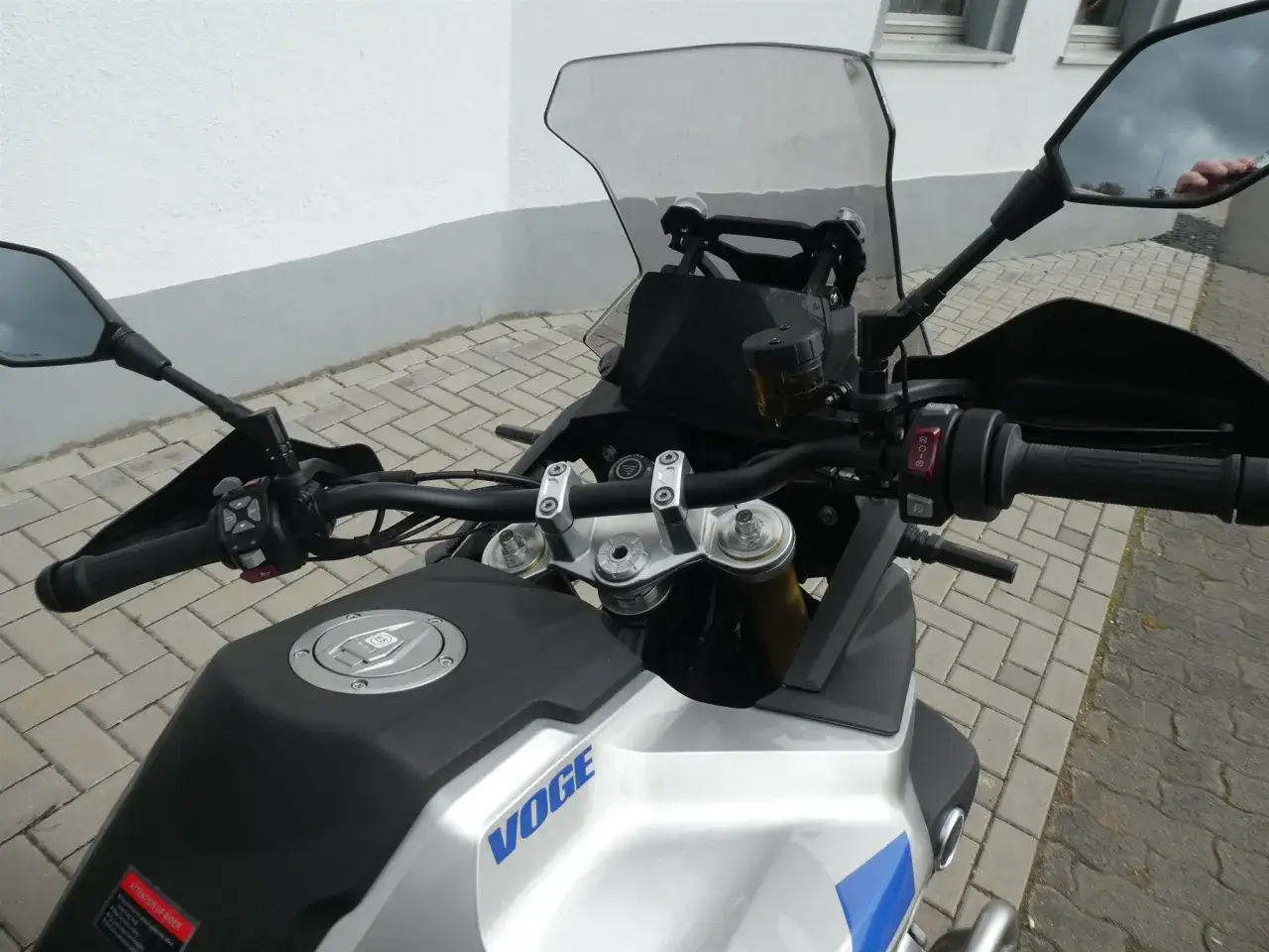 Voge DS 900 X Motorrad: Lenker, Tank und Windschild. Bereit für die nächste Tour.