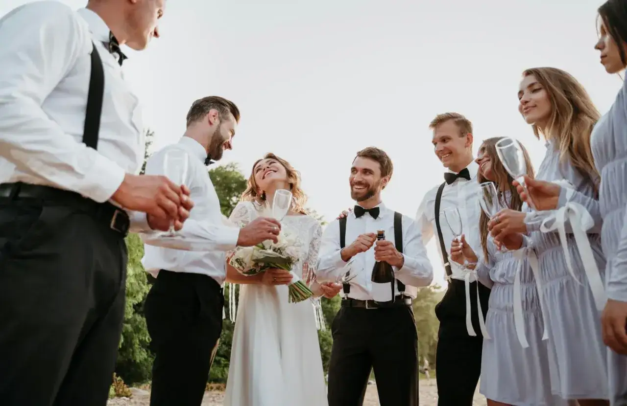 Świadek do ślubu kościelnego potrzebuje szampana i kieliszk&oacute;w, by uczcić parę młodą. Wszyscy są uśmiechnięci i szczęśliwi.
