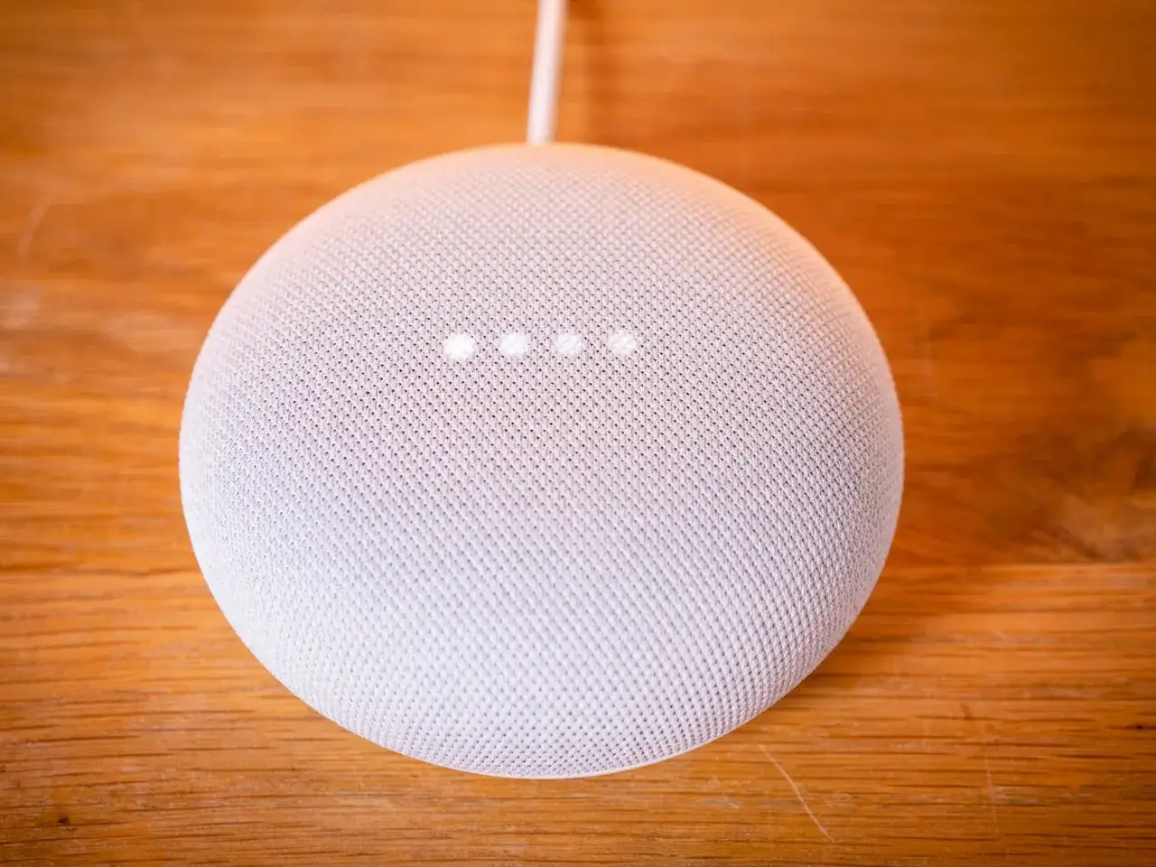 Google Nest Mini mit vier leuchtenden Punkten, bereit f&uuml;r einen google nest mini reset.