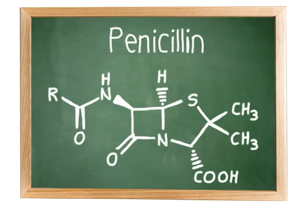 Struktura chemiczna penicyliny na zielonej tablicy.