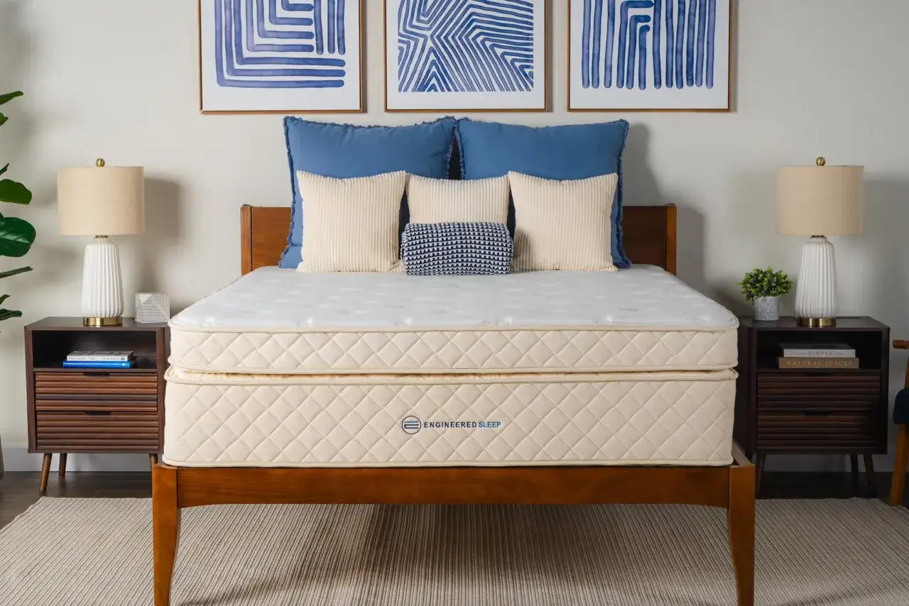 Un lit douillet avec un matelas neuf, pr&ecirc;t pour une nuit de sommeil r&eacute;parateur. Peut-on dormir sur un matelas neuf ? Absolument !