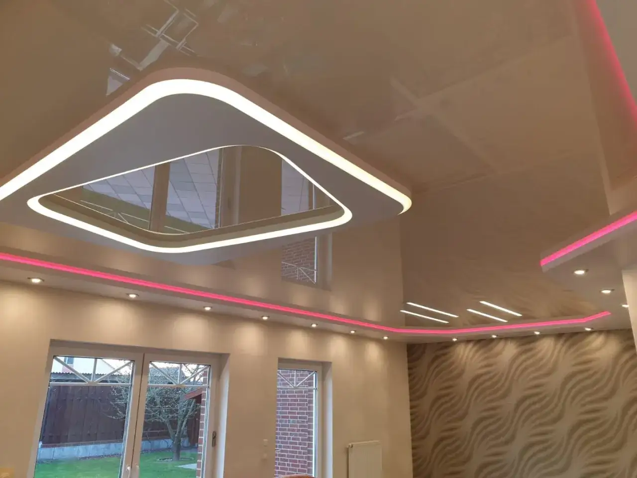 Moderne Spanndecke mit indirekter Beleuchtung. Die Kosten f&uuml;r eine solche Decke sind oft &uuml;berraschend erschwinglich.