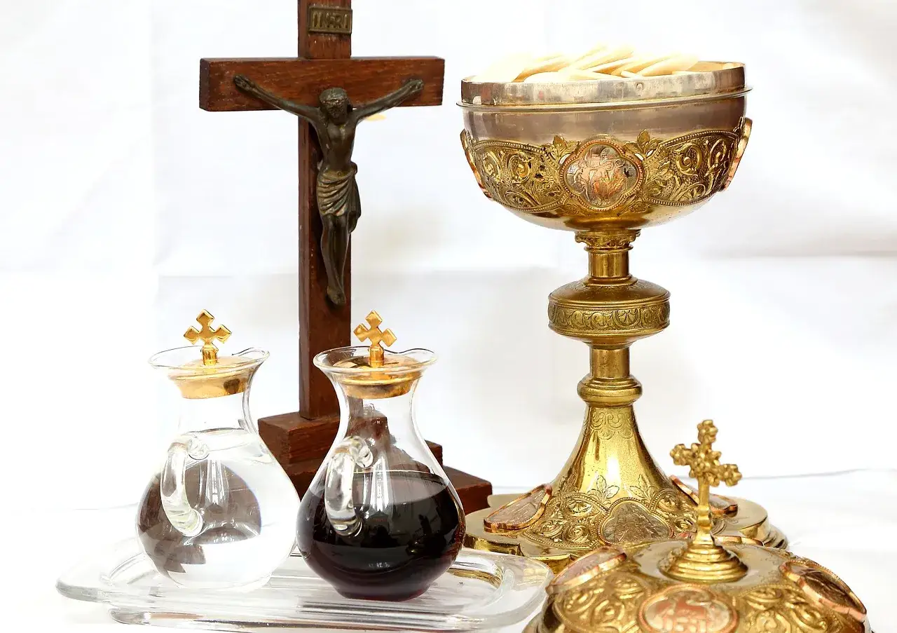 Naczynia liturgiczne nazwy: kielich z hostiami, krzyż, kociołki na wodę i wino.