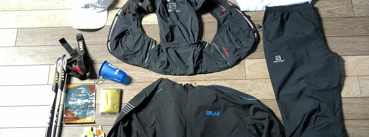 Mat&eacute;riel obligatoire UTMB : veste, pantalon, sac d'hydratation, b&acirc;tons Leki, gobelet, couverture de survie et barres &eacute;nerg&eacute;tiques.
