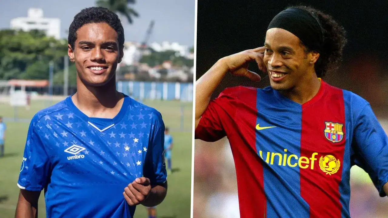 Młody piłkarz w niebieskiej koszulce z gwiazdami obok uśmiechniętego Ronaldinho w barwach Barcelony. Czyżby syn Ronaldinho szedł w ślady ojca?