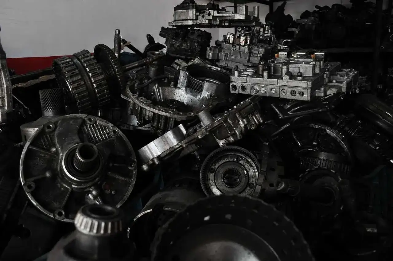 Stare części samochodowe, skrzynie biegów i inne elementy mechaniczne. Zastanawiasz się, gdzie wyrzucić części samochodowe? To miejsce może być początkiem recyklingu.