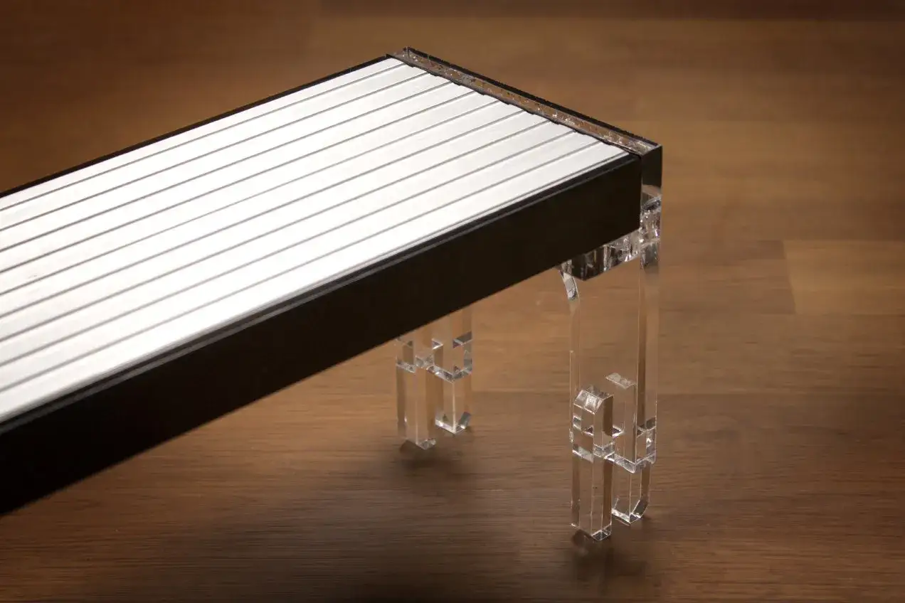 Nowoczesna lampa LED na akwarium, idealna do projektu