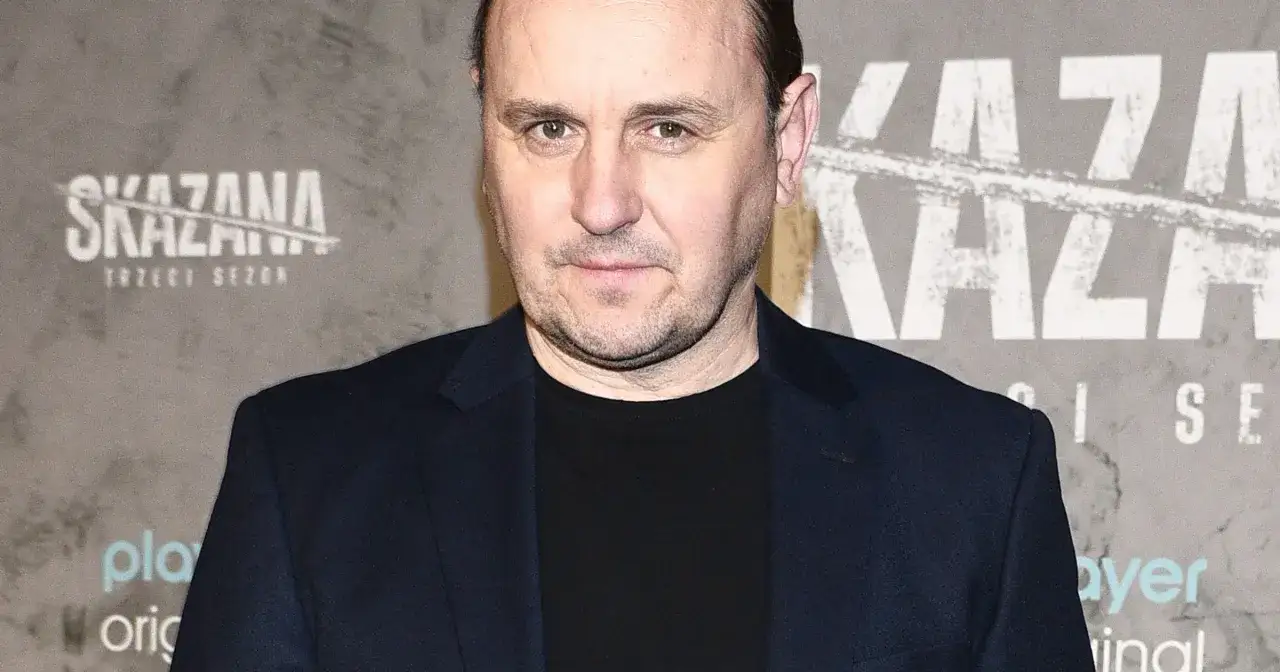 Adam Woronowicz, znany z ról filmowych, na tle napisu