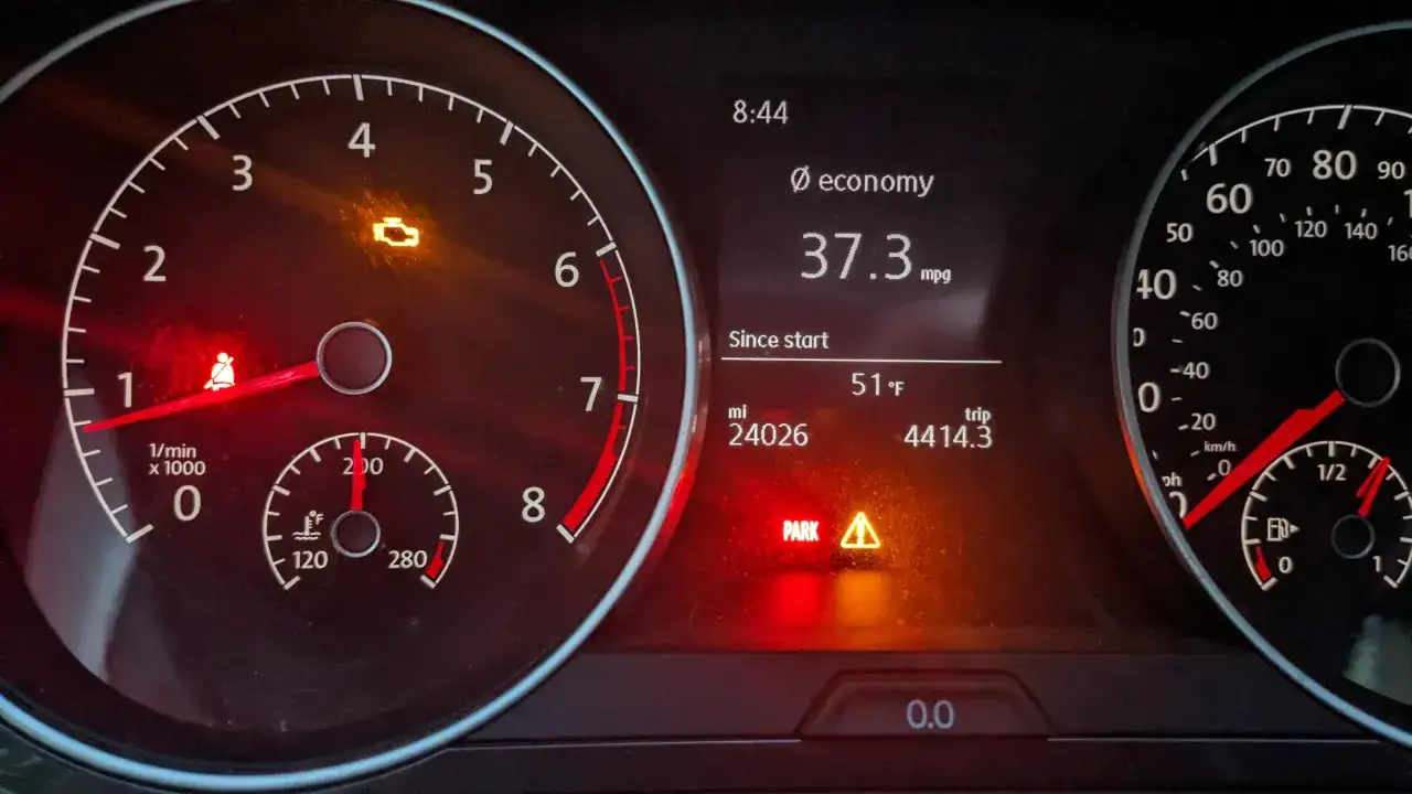 Testigos de avería en el motor de un Volkswagen Golf. La luz de advertencia del motor está encendida, indicando un problema.