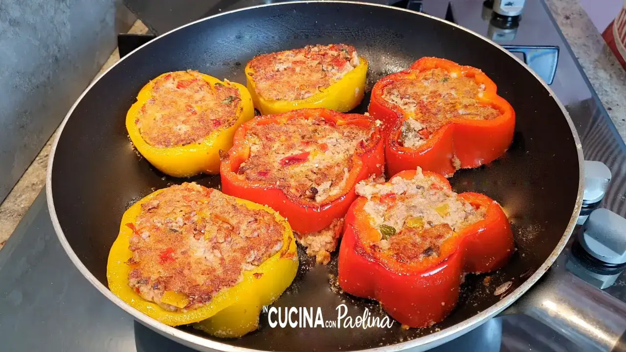 Peperoni ripieni in padella, un piatto colorato e saporito, pronti per essere gustati.