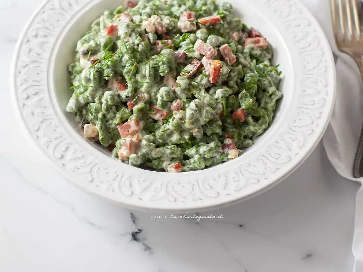 Gnocchetti tirolesi verdi con pancetta e panna, un piatto gustoso e colorato.