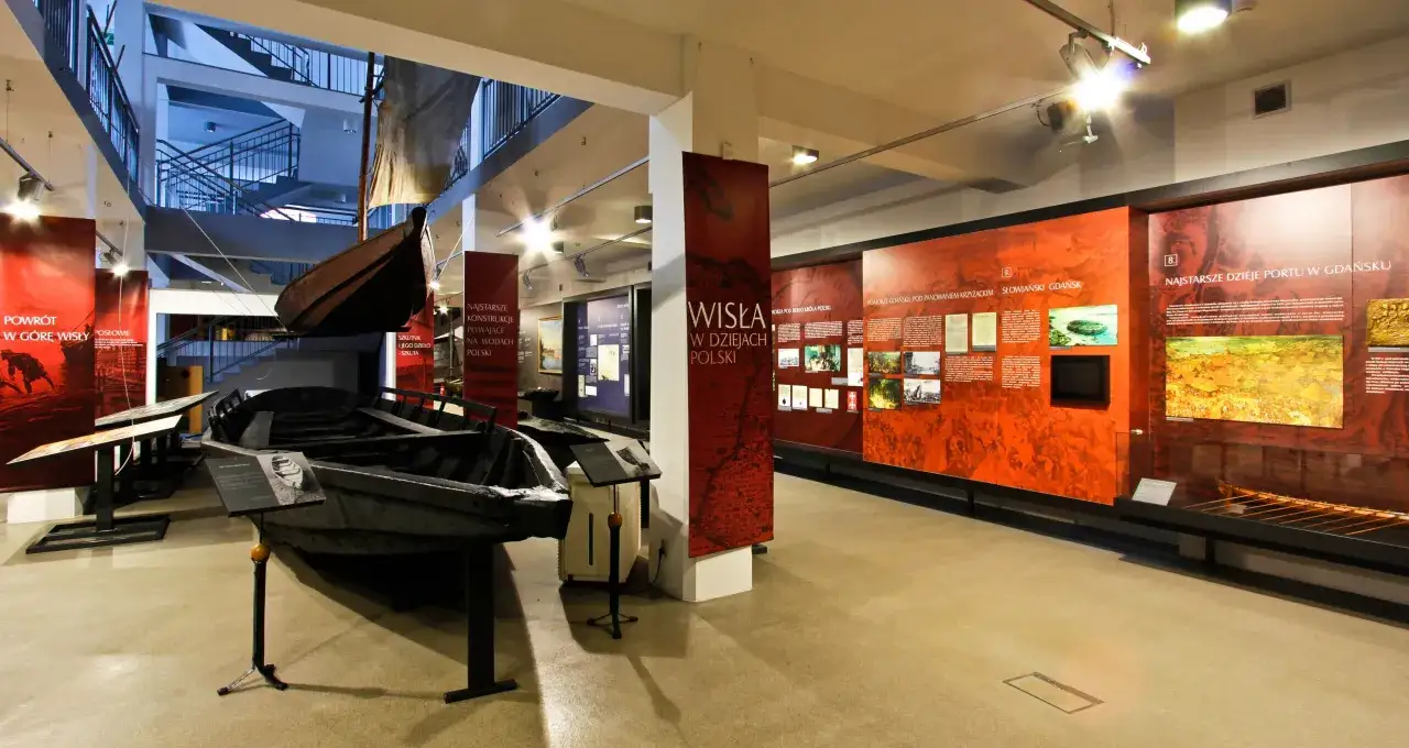 W muzeum Wisły łodzie i banery opowiadają historię rzeki.
