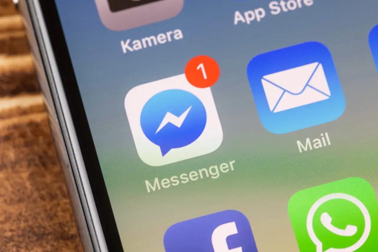 Ikona Messengera z czerwoną kropką z cyfrą 1. Chcesz wiedzieć, jak zrobić aktualizacje Messengera? Sprawdź swój telefon!