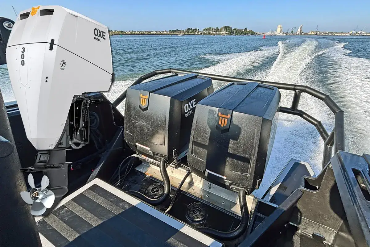 Deux puissants moteurs hors bord diesel OXE propulsent ce bateau sur l'eau, laissant une traînée blanche derrière eux.
