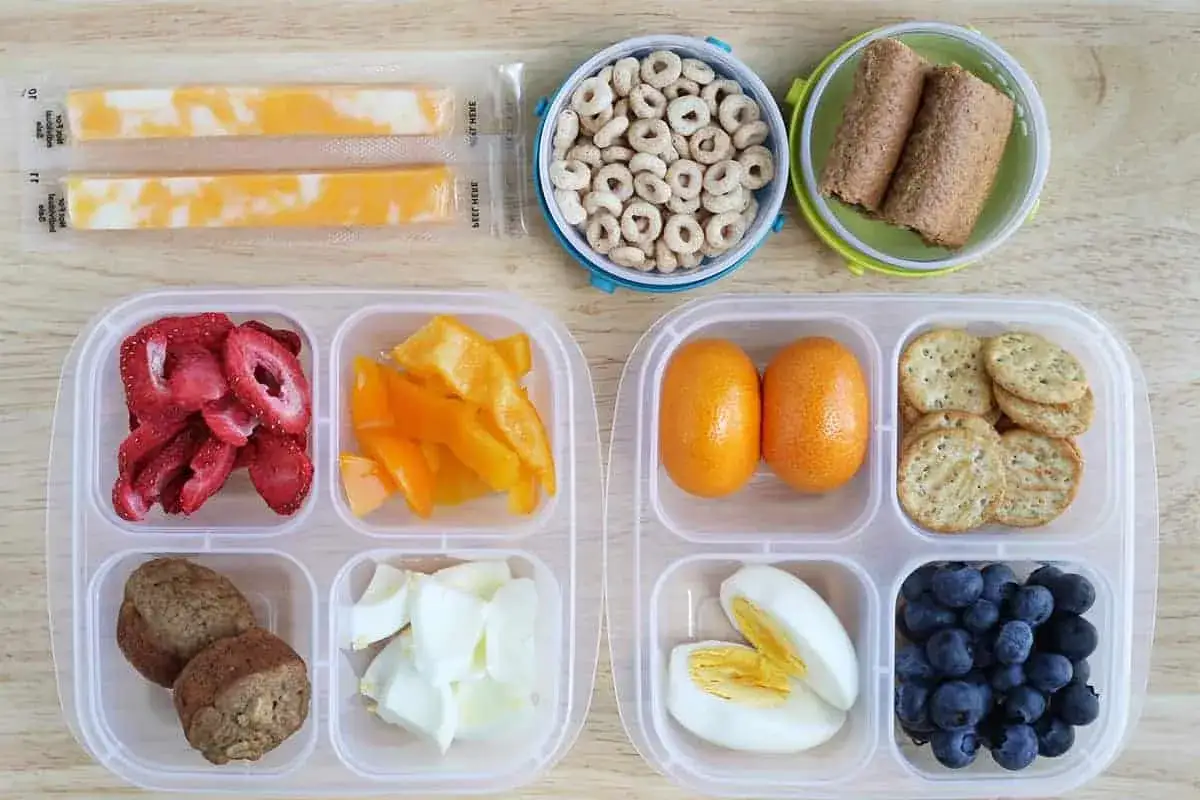 Perfekte Beikost im Urlaub: K&auml;se-Sticks, Obst, Eier, Muffins und mehr in einer praktischen Lunchbox.