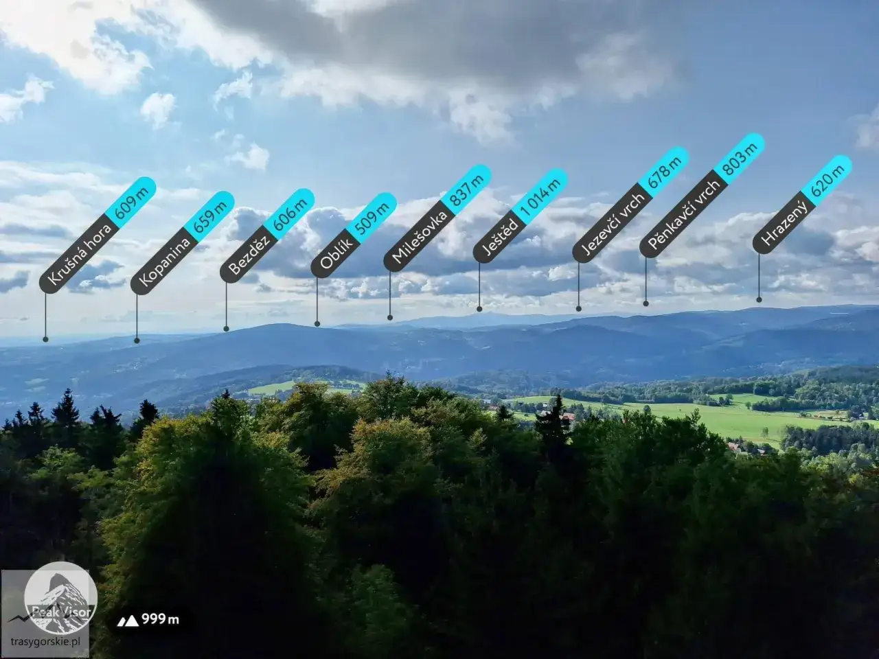 Widok na pasmo górskie z zaznaczonymi szczytami, m.in. Ještěd 1014 m. Góry Izerskie szczyty w oddali.