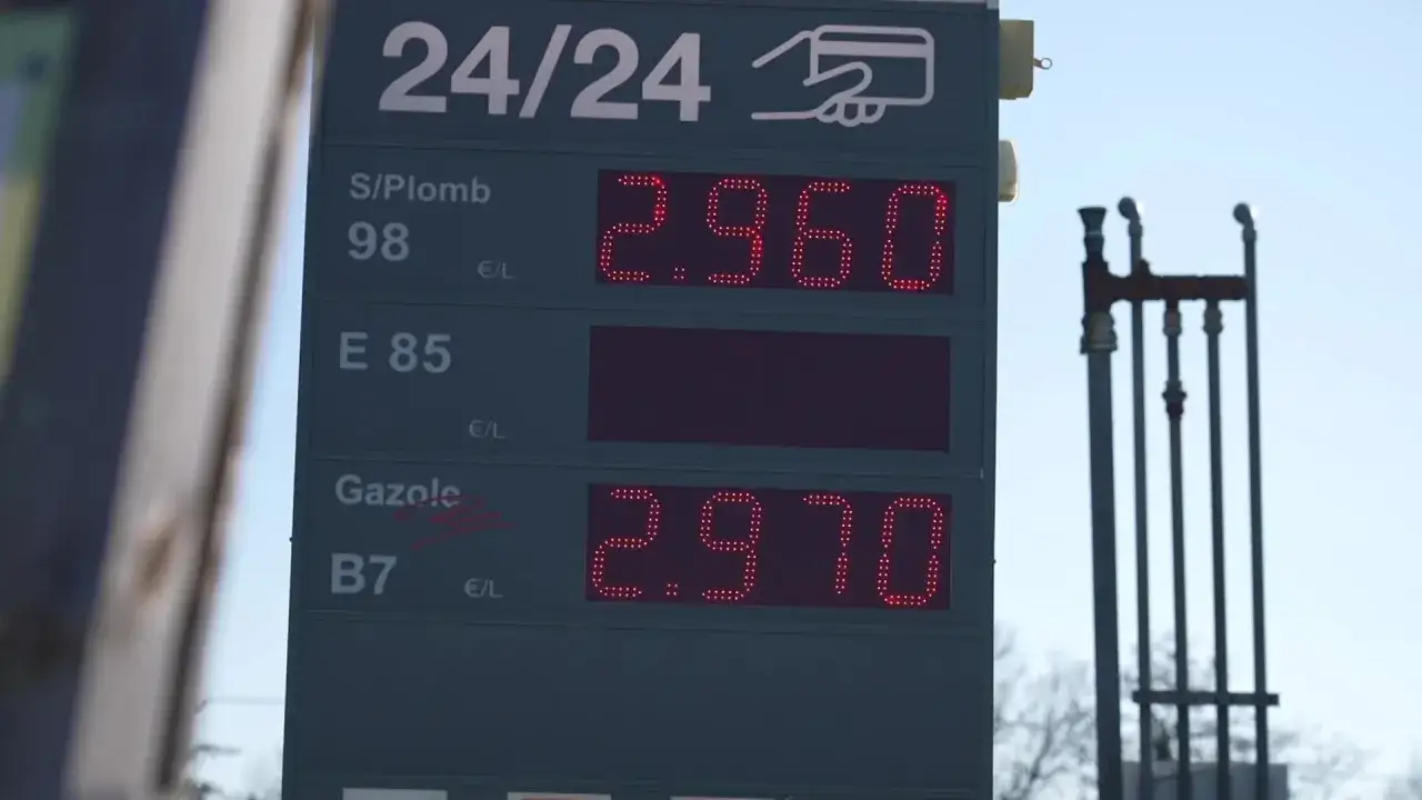 Panneau de prix d'essence 24/24 : SP98 à 2.960€/L, Gazole B7 à 2.970€/L. Le prix coûtant de l'essence fait mal au portefeuille.