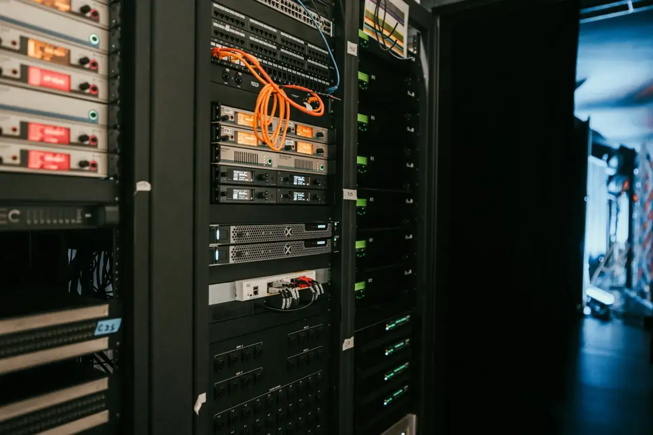 Wnętrze serwerowni, gdzie widać rzędy urządzeń w szafach. Pomieszczenie to stanowi serce nowoczesnego data center.