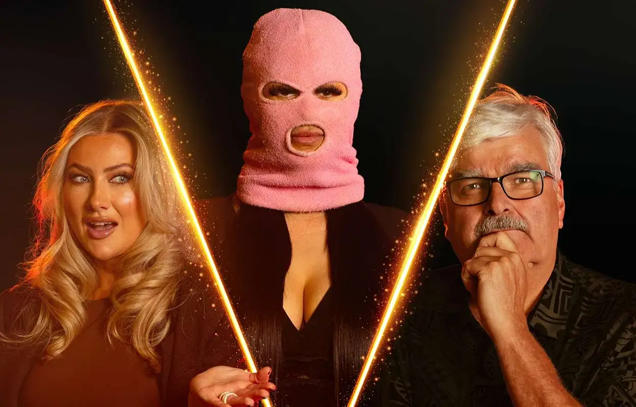 Tre personer, en med rosa balaklava, en kvinna med blont h&aring;r och en man med glas&ouml;gon, omgivna av ljusstr&aring;lar. Reklam f&ouml;r spelet SVT.