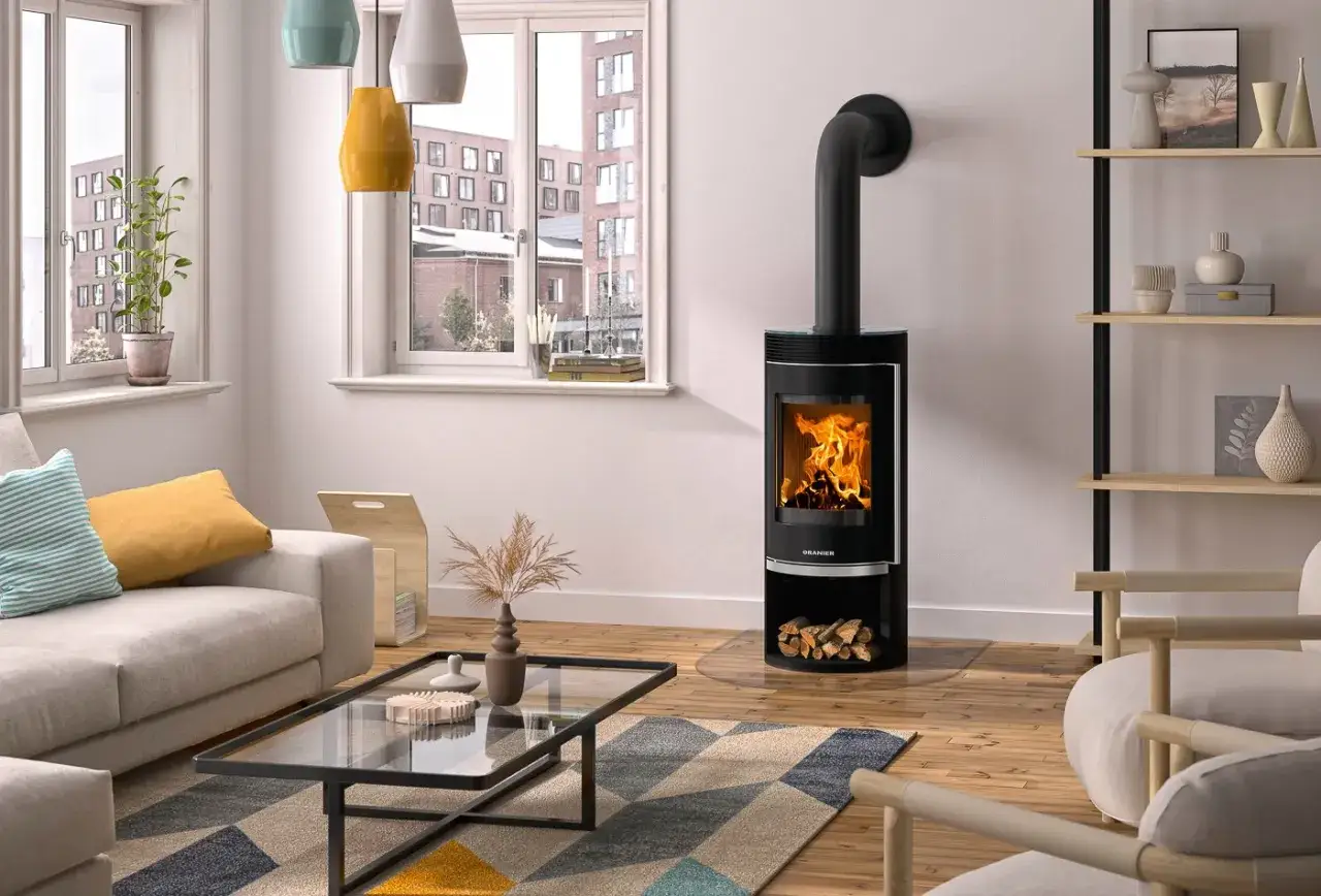 Gem&uuml;tliches Wohnzimmer mit einem modernen Kaminofen, dessen Flammen im Inneren tanzen. Die schlichte tapete hinter kaminofen unterstreicht die Eleganz des Raumes.