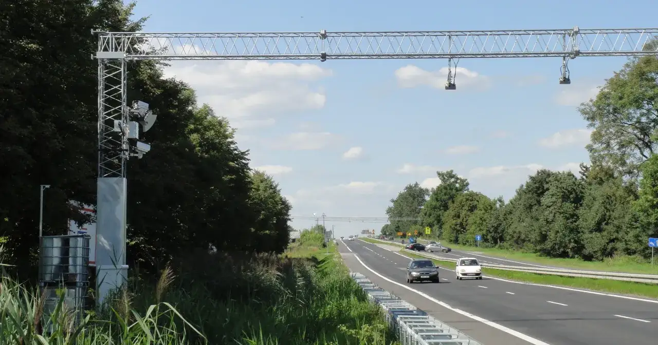 System odcinkowy pomiar prędkości a1 nad autostradą, monitoruje ruch pojazd&oacute;w.