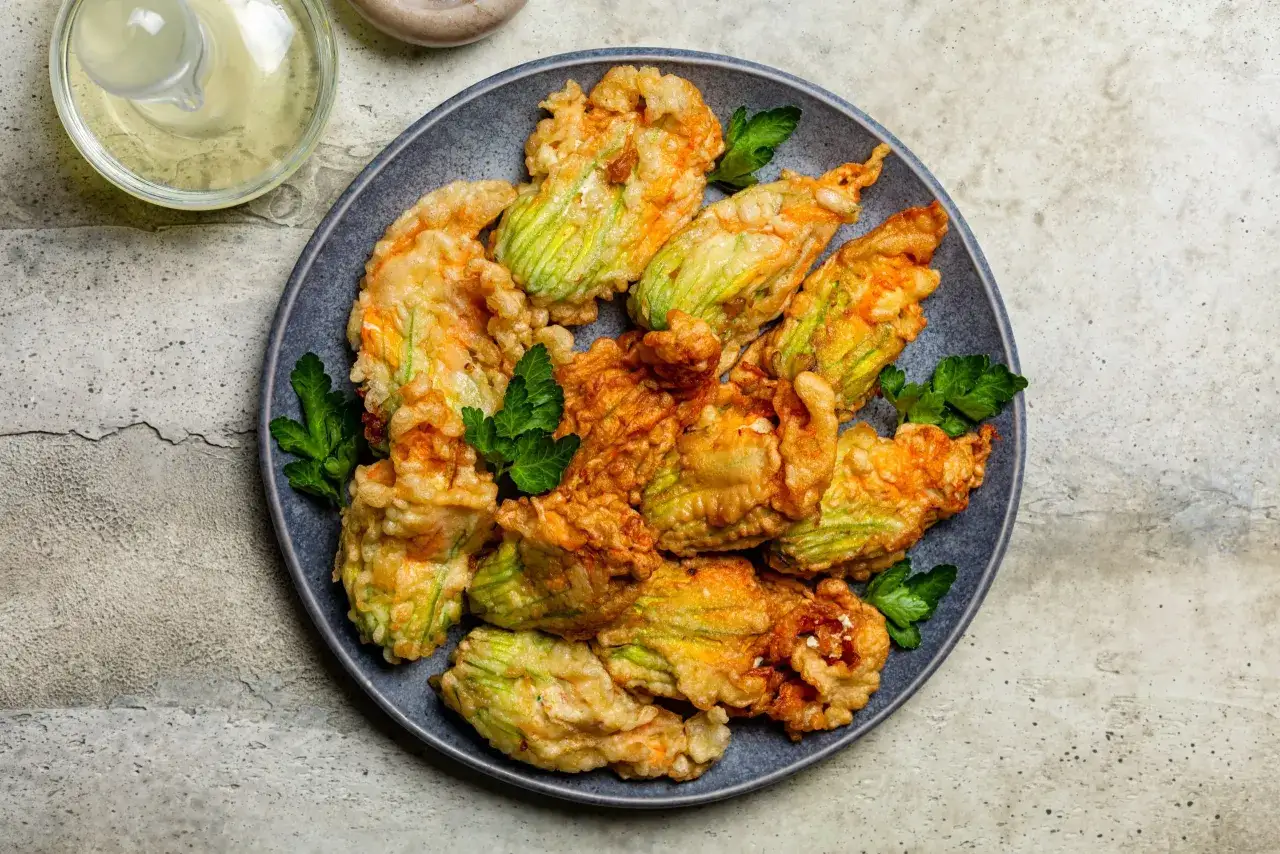 Fiori di zucca fritti, un classico da provare per scoprire cosa mangiare a Roma. Croccanti fuori, morbidi dentro, una delizia!