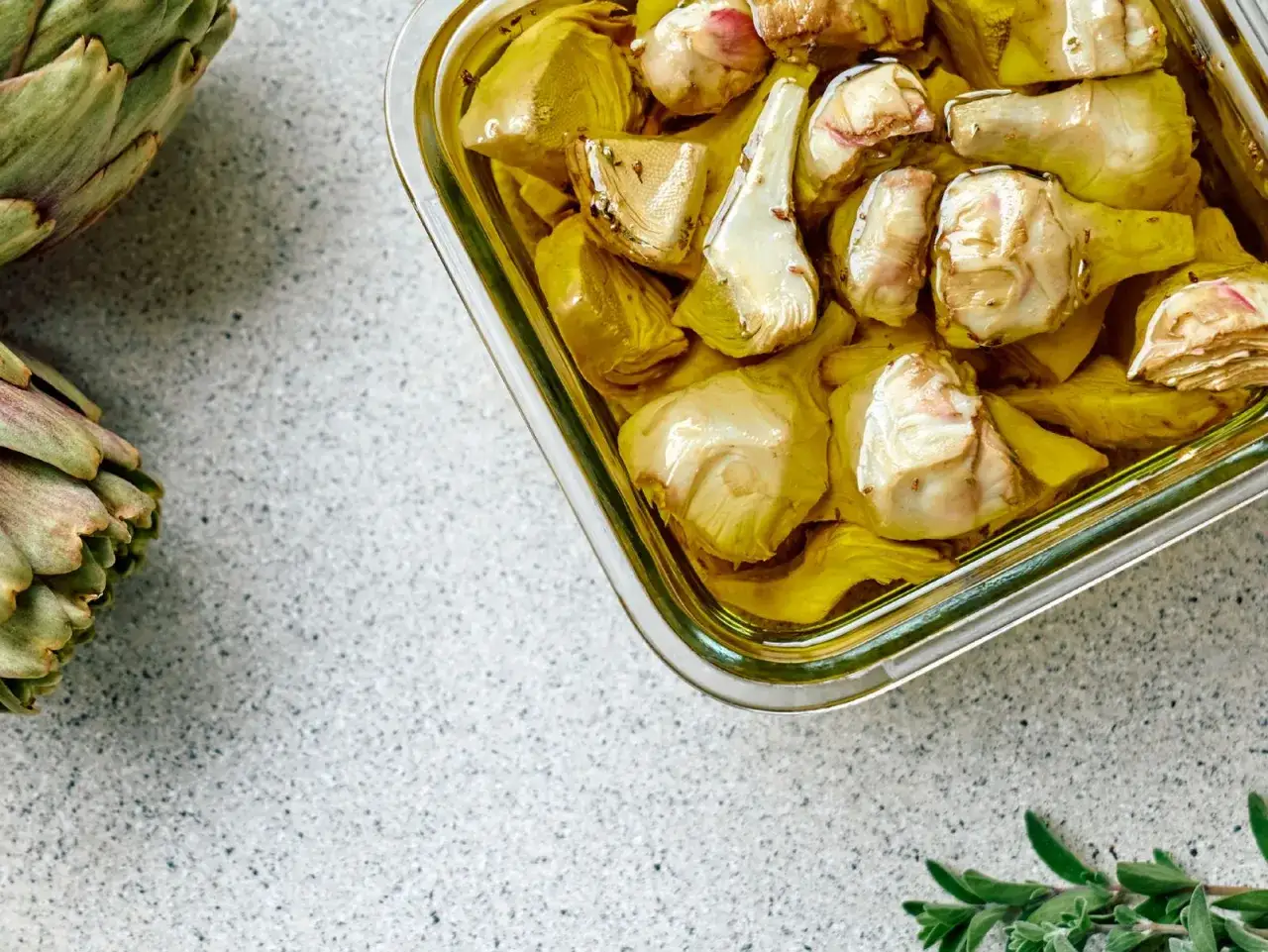 Corazones de alcachofa marinados en aceite, listos para deliciosas alcachofas recetas.