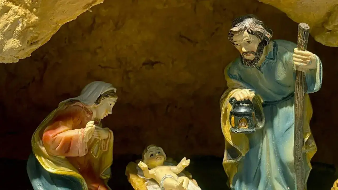 Krippenszene mit Maria, Josef und dem Jesuskind. Josef hält eine Laterne. Die Frage, wie alt wurde Jesus, bleibt offen.