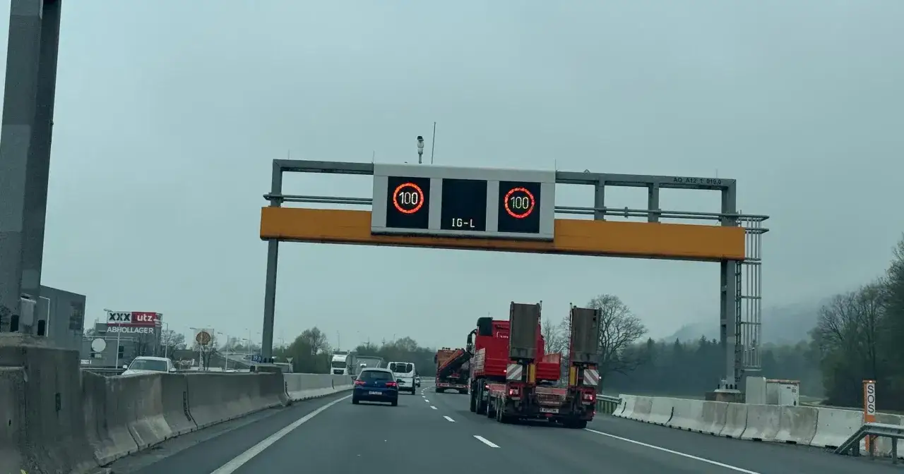Austria: ograniczenia prędkości w nocy na autostradzie. Znaki wskazują 100 km/h.