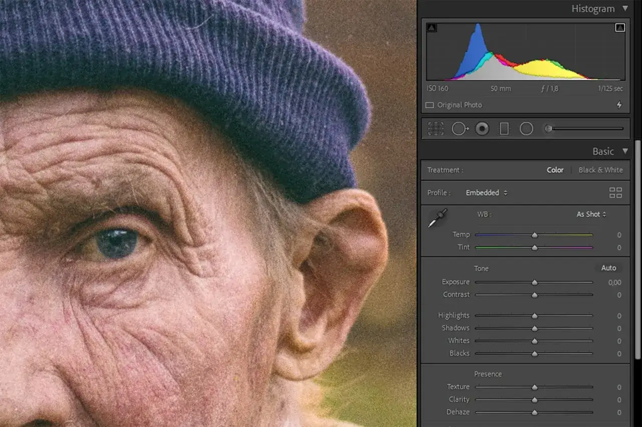 Portret starszego mężczyzny w czapce, z widocznymi zmarszczkami. Po prawej stronie panel edycji w programie Lightroom, pokazujący suwaki balansu bieli i tonu. To część poradnika Lightroom.