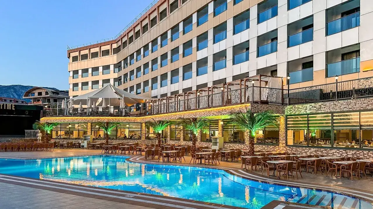 Basen i taras hotelu Kirbiyik Resort, idealne miejsce na relaks. Pozytywne kirbiyik resort hotel opinie potwierdzają jego urok.