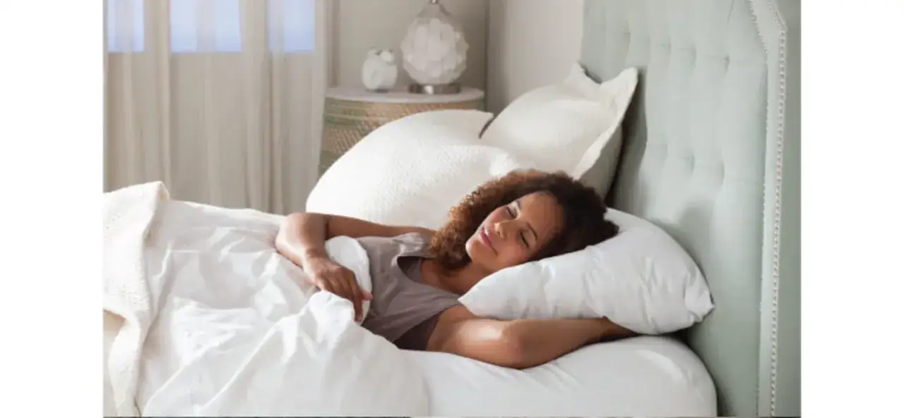Woman sleeping peacefully on her side, a comfortable position that may be the best sleeping position for heart palpitations.