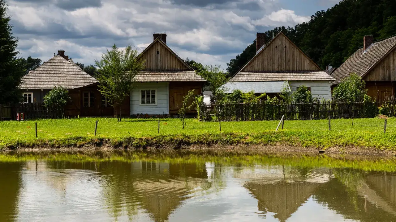 drewniana architektura skansenu chata kościół wiatrak Polska