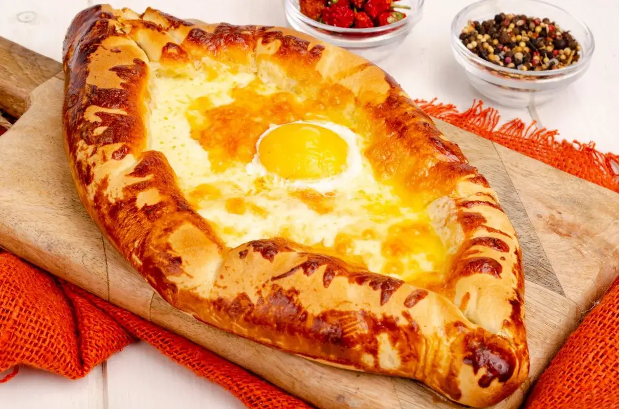 Chaczapuri adżarskie z jajkiem i serem, idealne na sycący posiłek. Warto sprawdzić kubdari kcal, by zaplanować dietę.