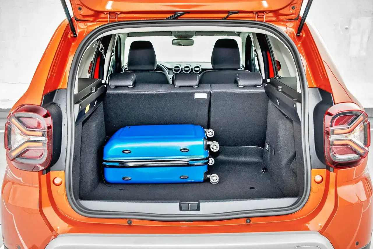 Bagażnik Dacia Duster pomieści nie jedną, ale dwie niebieskie walizki. Idealny na wakacyjne wyjazdy!