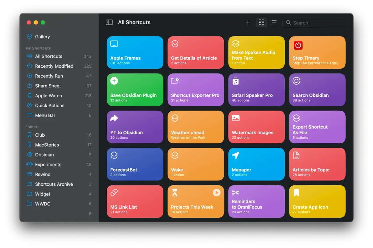 Widok aplikacji Skróty na macOS Monterey. Kolorowe kafelki z nazwami akcji, np. 