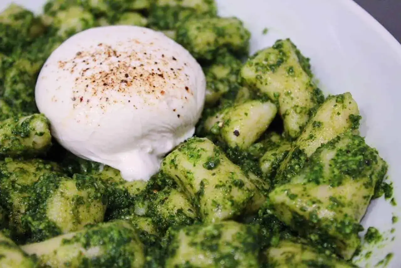 Gnocchi med pesto och en krämig burrata. Ett enkelt och gott burrata recept för en härlig middag.