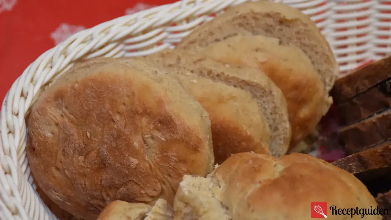 Nybakade grahamsbullar i en korg, perfekta f&ouml;r frukost eller fika. Ett enkelt grahamsbullar recept f&ouml;r hembakat br&ouml;d.