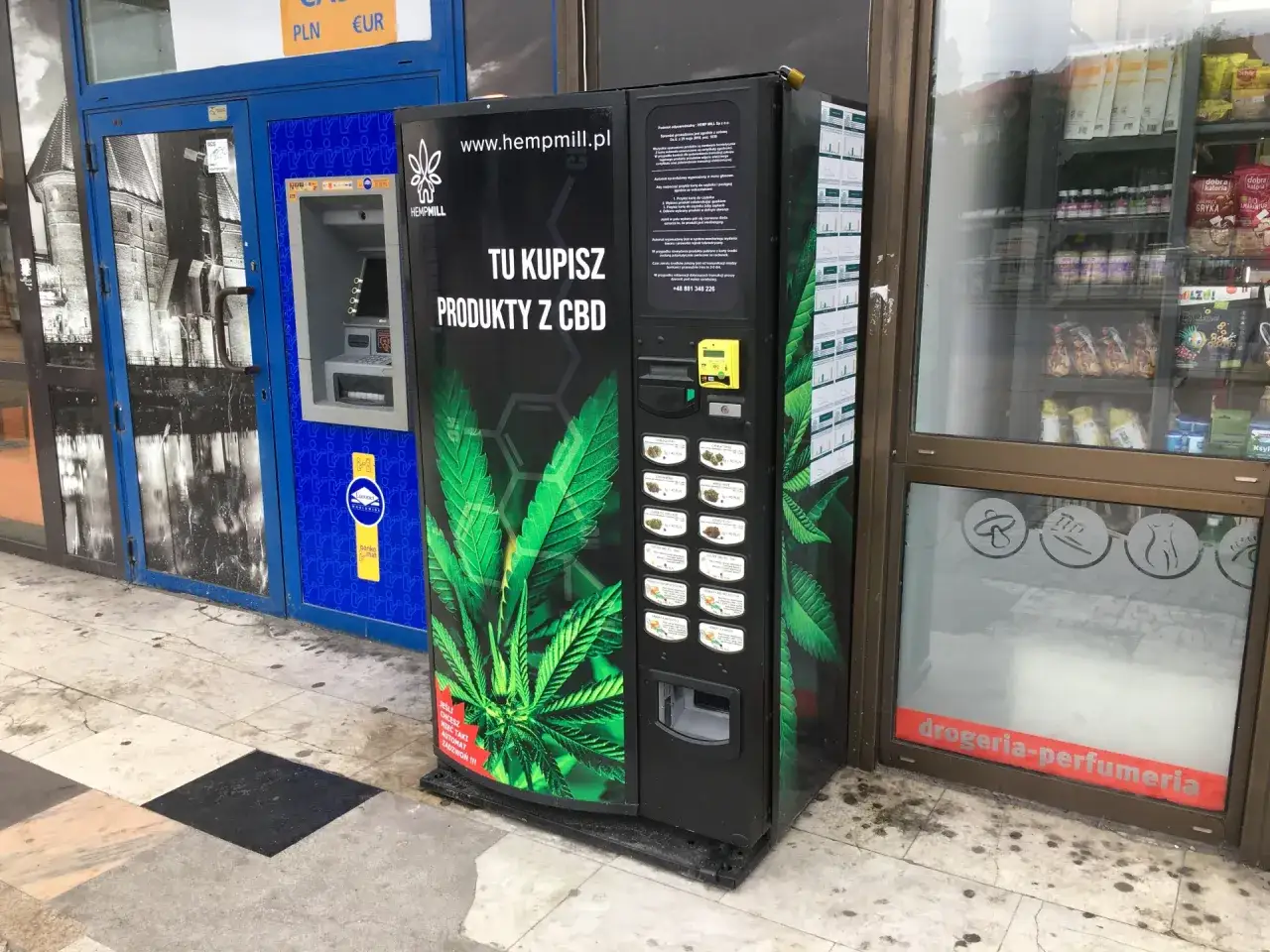 Automaty z konopiami oferują produkty CBD. Obok bankomat i sklep.