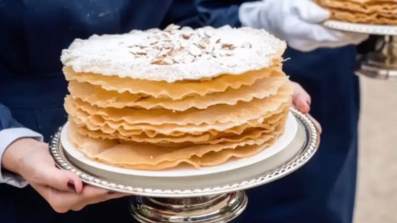 Una tarta &aacute;rabe, apilada en finas capas doradas y espolvoreada con az&uacute;car glas y almendras.