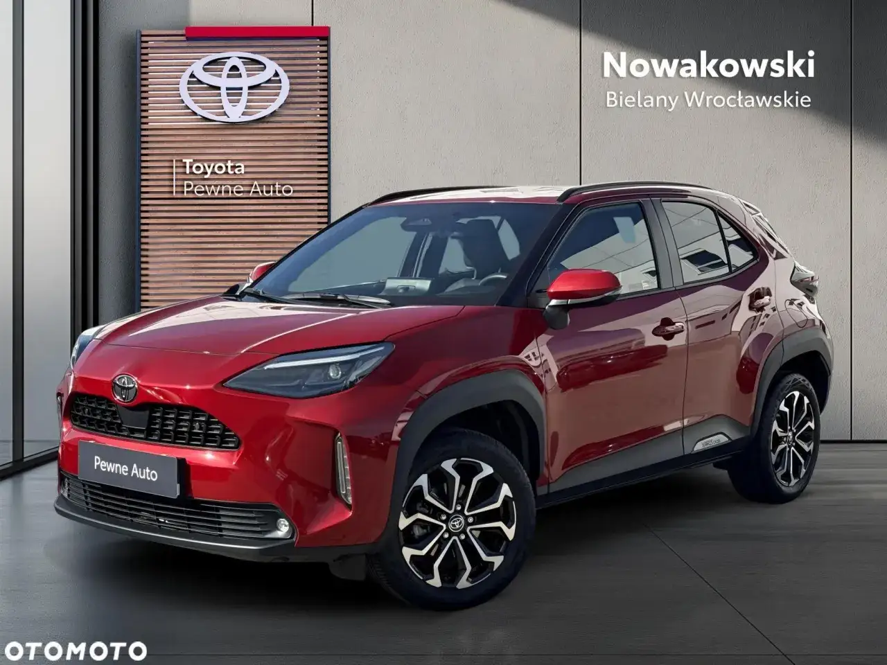 Czerwony Toyota Yaris Cross używane, zaparkowany przed salonem Toyota Pewne Auto.