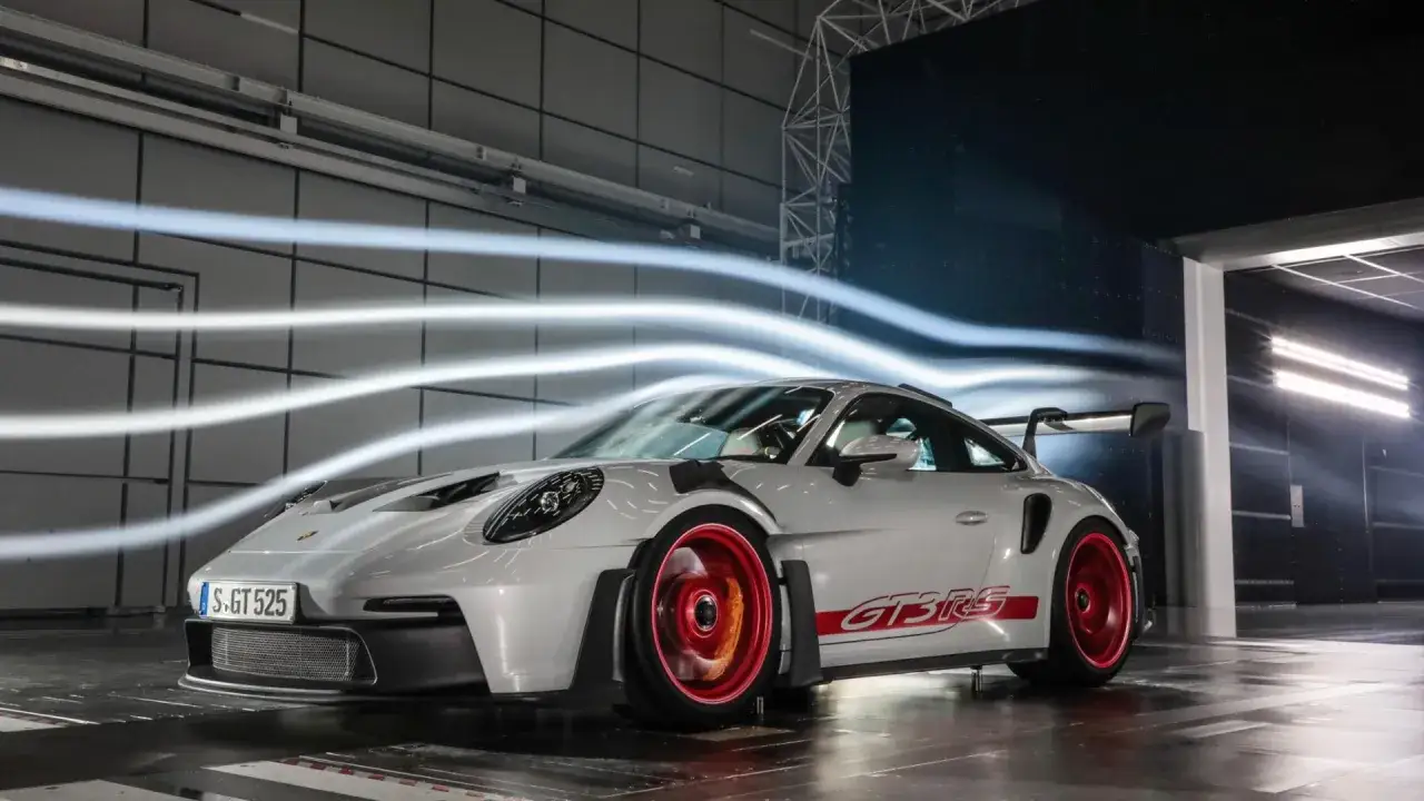 Porsche GT3 RS im Windkanal, wei&szlig;e Luftstr&ouml;me visualisieren die Aerodynamik des Supersportwagens.