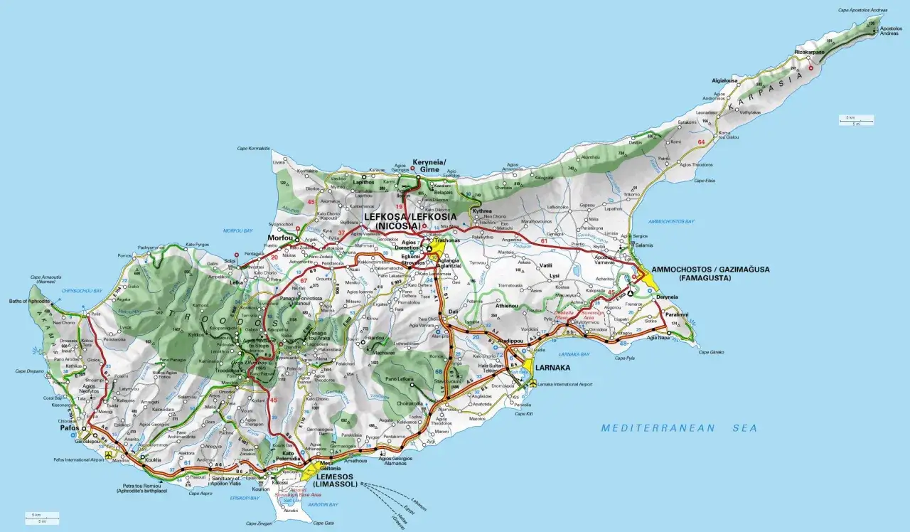 Mapa Cypru z zaznaczonymi miastami i drogami. Widać podział na Cypr Północny i Południowy, z głównymi ośrodkami jak Nikozja, Limassol, Larnaka.
