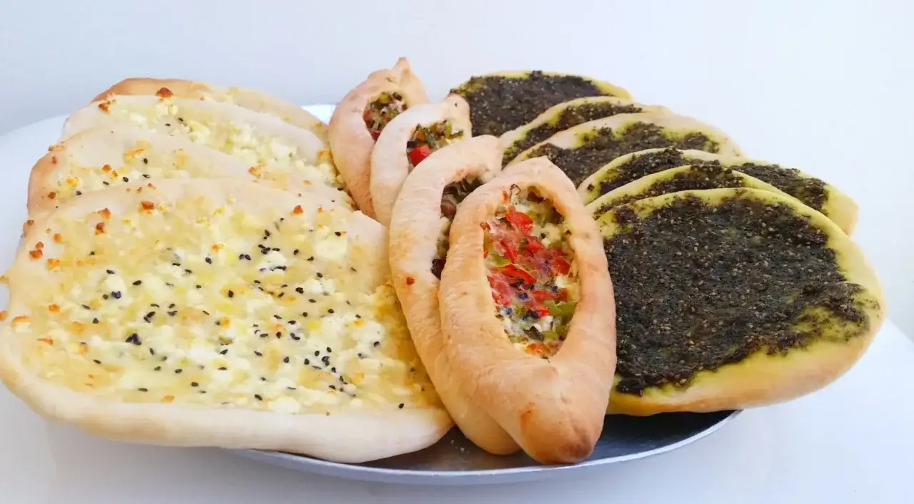 En bricka med manakish ost, grönsaker och za'atar.