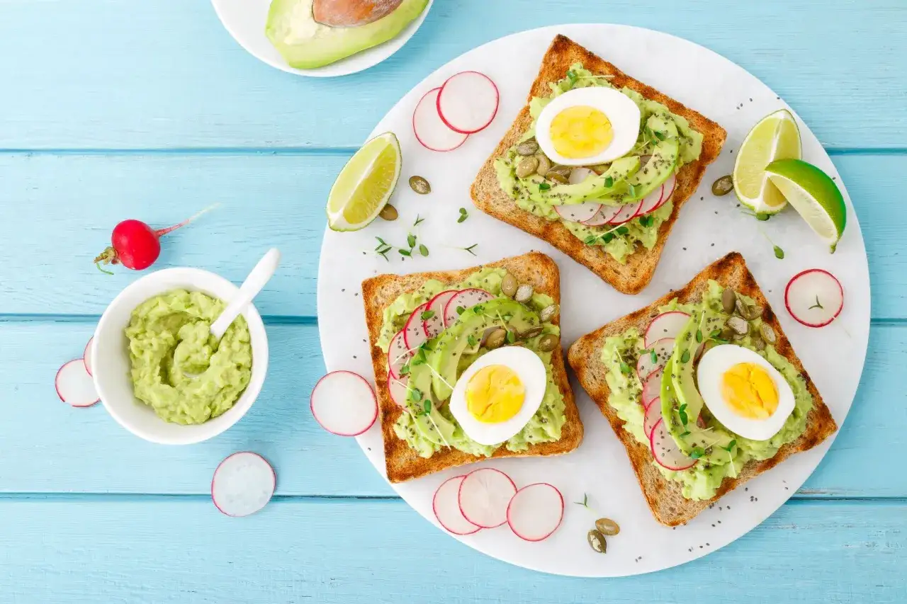 śniadanie z guacamole tosty i jajka