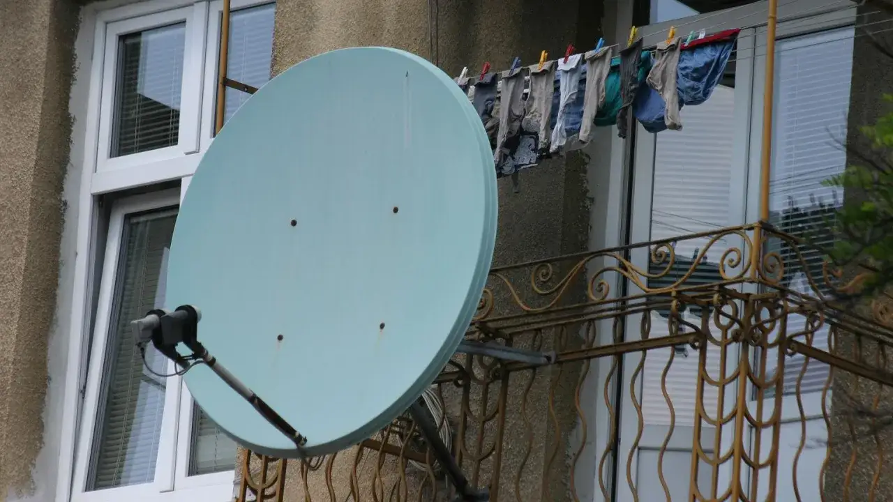 Satelita na balkonie, obok suszącej się bielizny. Czy trzeba mieć antenę do telewizora, by oglądać ulubione seriale?