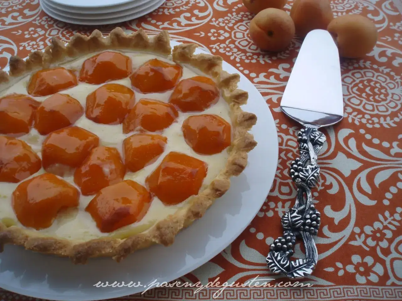 Deliciosa tarta de albaricoque con crema pastelera, lista para servir.