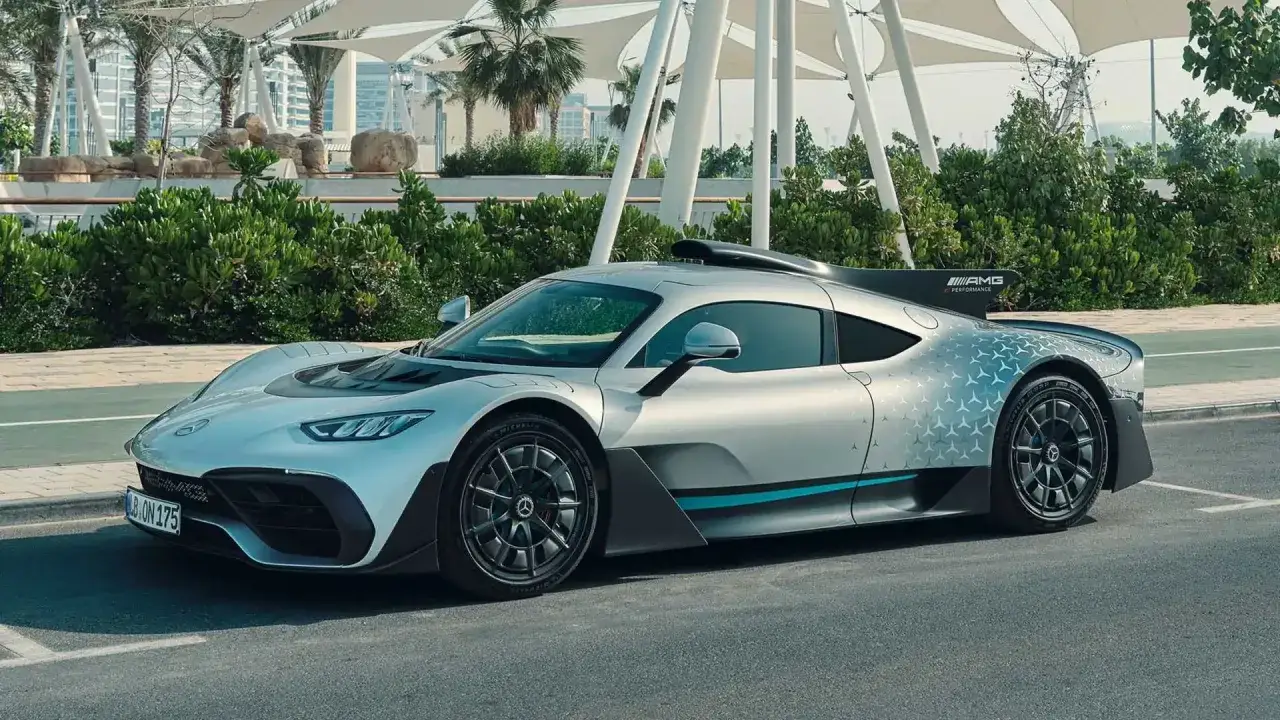 Silberner Mercedes-AMG ONE mit Sternenmuster auf dem Heck und blauen Akzenten, bereit f&uuml;r die Rennstrecke.
